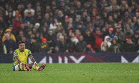 Lingard sits down injured