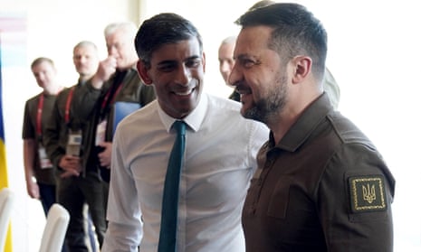 Rishi Sunak (L) and Volodymyr Zelenskiy meet in Hiroshima.
