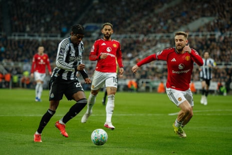 Anthony Elanga of Newcastle United closed down from Luke Shaw.
