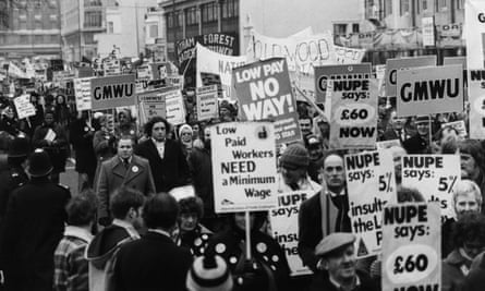 Des ambulanciers en grève défilent vers la Chambre des communes pour protester contre la limite de 5 % des augmentations de salaire imposée par le gouvernement travailliste le 22 janvier 1979.