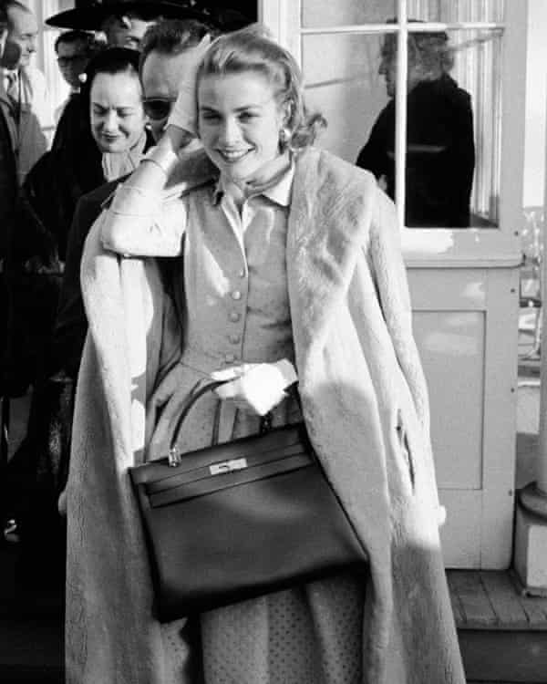 La estrella de Hollywood Grace Kelly posa para una foto de 1956 con un bolso de Hermès.