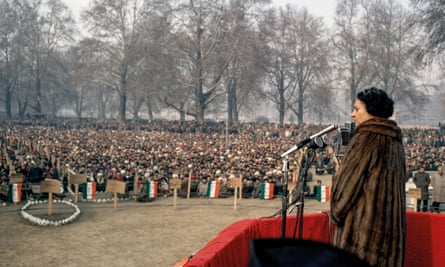 Indira Gandhi s'exprimant lors d'un rassemblement de masse au Cachemire en 1972.