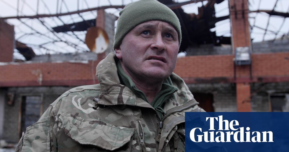 'A resort of ghosts': on the Ukraine frontline waiting for war again - 비디오