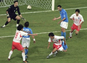 South Korea striker Seol Ki Hyeon (C) scores the equalizer in the 88th minute against Italy to force extra-time in their second round 2002 World Cup match.