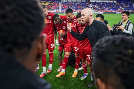 نيويورك ريد بولز II ضد كولورادو رابيدز 2 - نهائي MLS NEXT Pro Cup نيويورك، نيويورك - 8 نوفمبر: مايكل برادلي، مدرب نيويورك ريد بولز II يتحدث مع اللاعبين خلال نهائي كأس MLS NEXT Pro ضد كولورادو رابيدز 2 في ملعب سبورتس إيلوسترايتد في 8 نوفمبر 2025 في مدينة نيويورك. (الصورة بواسطة إيرا ل. بلاك/MLS عبر Getty Images)