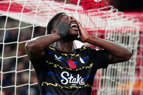 Still looking for his first goal for Everton, Thierno Barry has got the nod to start up front today.