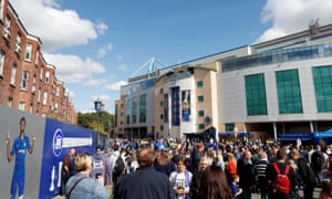 Multitudes se reúnen fuera de Stamford Bridge para Chelsea v Tottenham