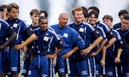 New Chelsea signant Gianluca Vialli (au centre) avec des coéquipiers à l'entraînement en juillet 1996