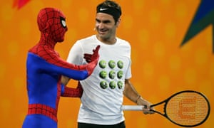 Roger Federer disfruta de un golpe ligero contra Spider-Man, entre otros personajes de cómic, en Melbourne