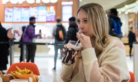Amelia Tait essaie un milk-shake Popeyes à Westfield, Stratford.