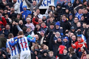 マーク・カレンとデビッド・ファーガソンは、2番目のゴールの後、歓喜のハートリプール・ユナイテッドのファンの前で祝いました。