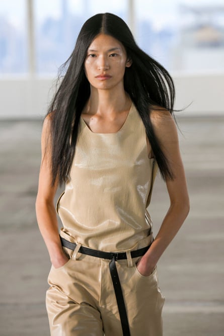 Modelka ubrana w odzież wykonaną z TômTex pozuje do kamery.