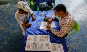 Un médecin rédige une ordonnance pour des capsules de qualité humaine du médicament Ivermectine pour un citoyen lors d'une campagne de distribution gratuite à Quezon City, dans la région métropolitaine de Manille, aux Philippines.