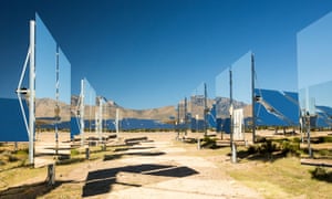 Heliostatos de la planta de energía solar térmica Ivanpah en California 'del desierto de Mojave