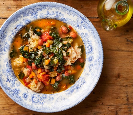 Tampilan atas ribollita - roti Tuscan dan sup sayur - dalam mangkuk.