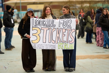 Hopeful fans from Berlin keep an eye out for tickets.