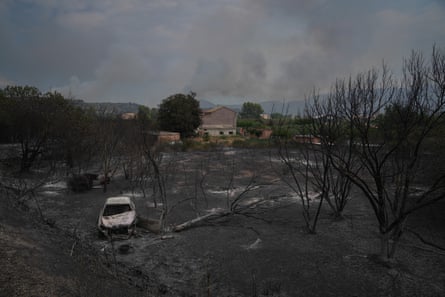 A vehicle burned by the Paüls fire in Aldover.