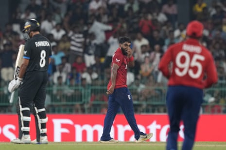 England's Rehan Ahmed (centre) celebrates the wicket of New Zealand's Rachin Ravindra (left).