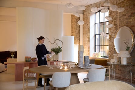 هارريت ثورب تفحص مزهرية في مونولوج