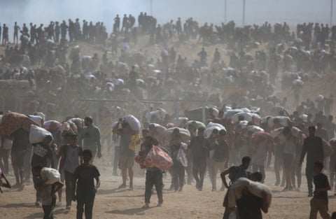 Palestinians carry sacks of food dqxikeidqkikdinv