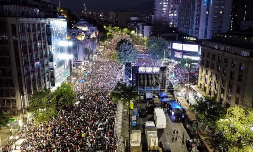 Vista aérea de La Alameda, Santiago, donde los simpatizantes de Boric se reúnen para celebrar su victoria electoral