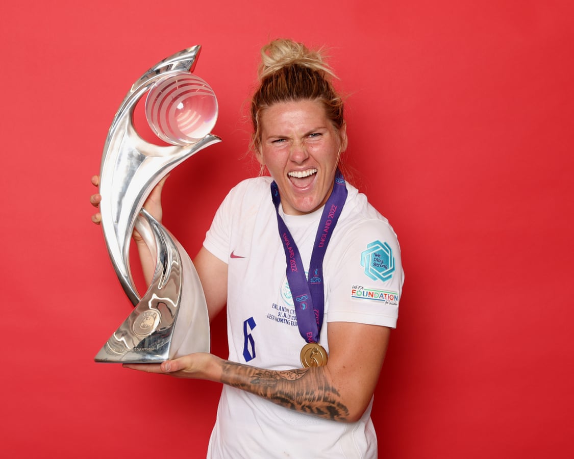 Millie Bright em ação defendendo a seleção inglesa.