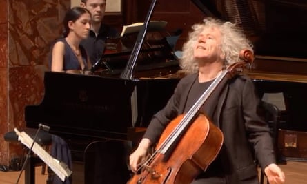 Steven Isserlis performing at the Wigmore Hall in June 2o20 (with Mishka Rushdie Momen at the piano)