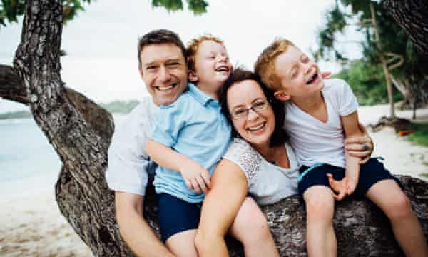 Lisa McKay és Michael Wolfe a gyermekeikkel.