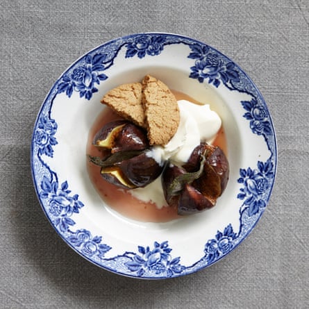 Baked figs with ginger butter biscuits