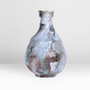 How leading UK ceramics collection ended up in London 3 Akiko Hirai’s Sake Bottle will be auctioned by MAAK this May.