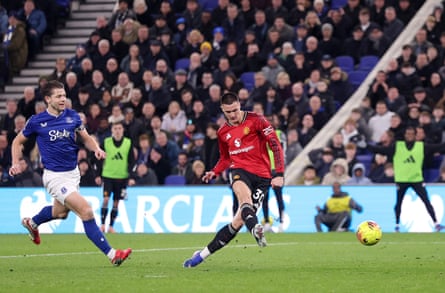 Benjamin Sesko picks his spot in front of the Everton goal