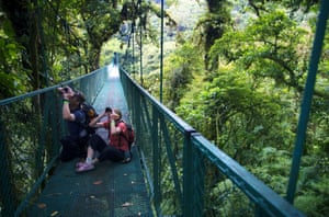 الكثير من السياح يزورون كوستاريكا للتمتع بجمالها الطبيعي