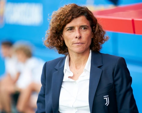 Rita Guarino trên sân tập Juventus