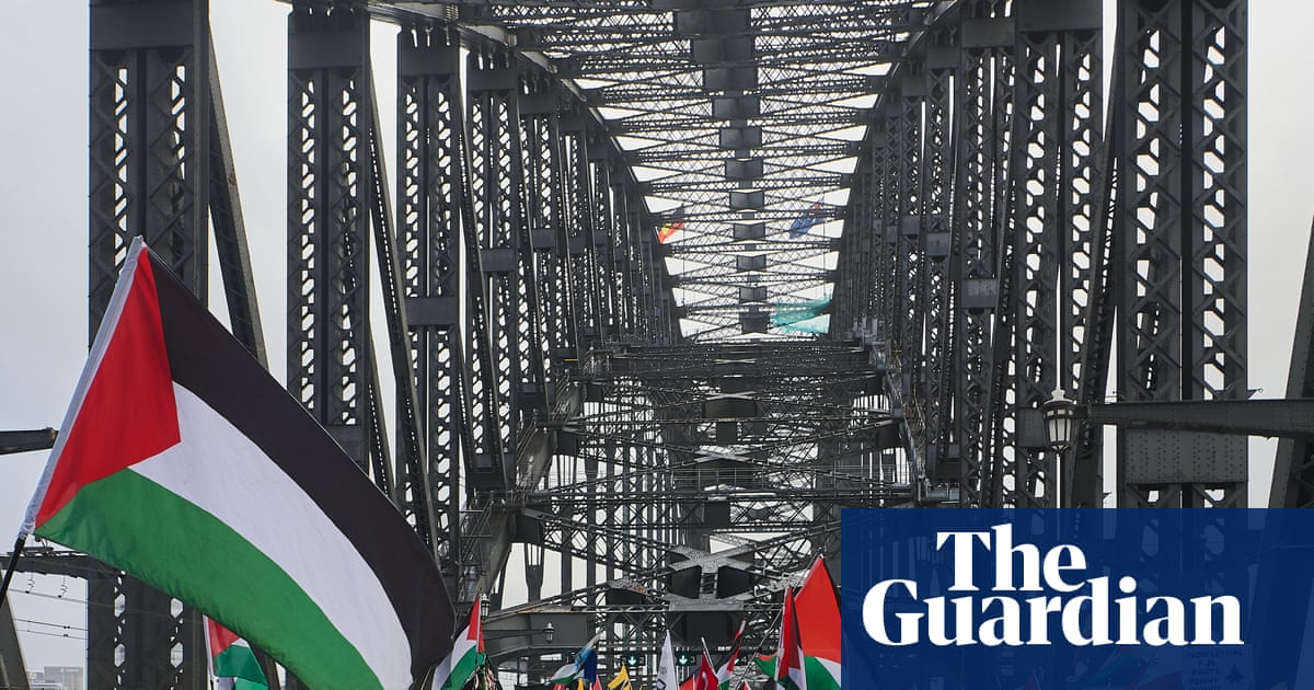 Sydney restaurant faces human rights complaint after temporarily denying entry to people wearing keffiyehs