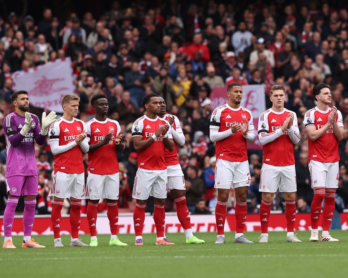 Mikel Arteta, técnico do Arsenal, comandando a equipe à beira do campo.