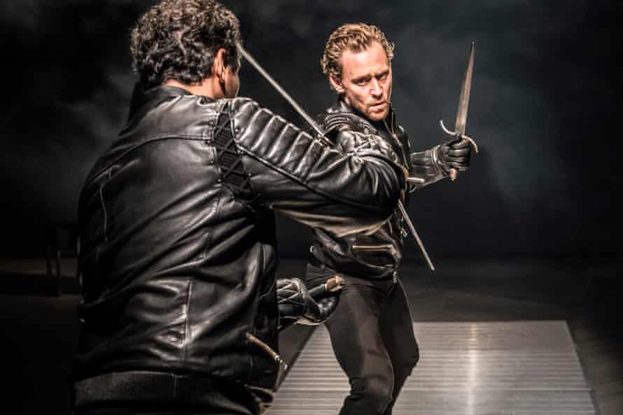 Irfan Shamji (Laertes) and Tom Hiddleston (Hamlet).