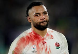 Un abatido y ensangrentado Billy Vunipola de Inglaterra se marcha después de la derrota ante Sudáfrica en la final de la Copa Mundial de Rugby.