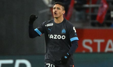 Alexis Sánchez scored both goals for Marseille in their 2-1 win over Reims.