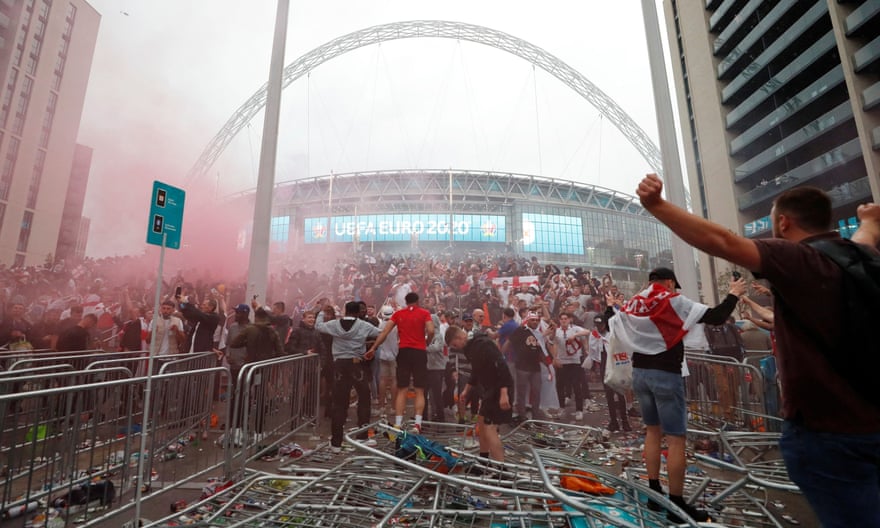 Taraftarlar, Temmuz 2021'deki Avrupa Şampiyonası finali için Wembley stadyumunun dışında toplanıyor.