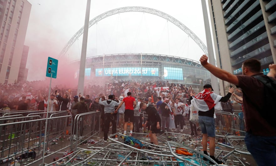 Fansen samles utenfor Wembley stadion for finalen i EM i juli 2021.
