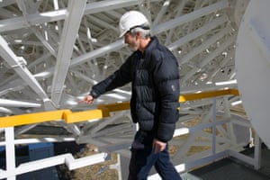John Howell, survey electronics technician, pointing out the mistake in a handrail. It had to be repositioned when the engineers realised the dish could not rotate fully.