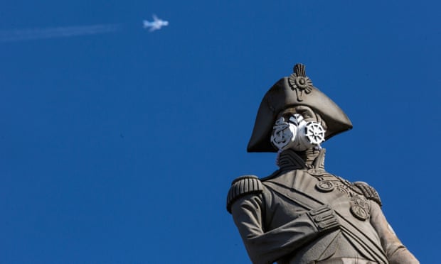 A face mask was placed Nelson’s Column on 18 April 2016 in a Greenpeace protest to highlight air pollution. 