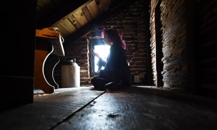 Jenny Thomas, a ghost hunter, records electronic voice phenomena (EVP) in the attic of the Farnsworth House Inn.