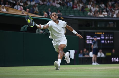 Ο Felix Auger-Aliassime απλώνεται για μια forehand επιστροφή στον Novak Djokovic.