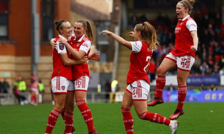 Caitlin Foord célèbre le deuxième but d'Arsenal contre Tottenham aux côtés de Noelle Maritz, Victoria Pelova et Kim Little