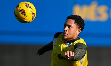 Vitor Roque takes part in Barcelona training on Saturday.