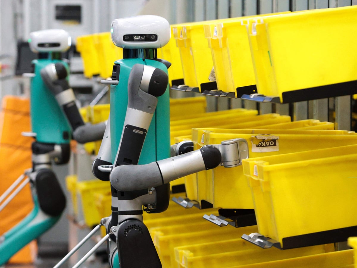 Fears of employee displacement as Amazon brings robots into warehouses |  Amazon | The Guardian