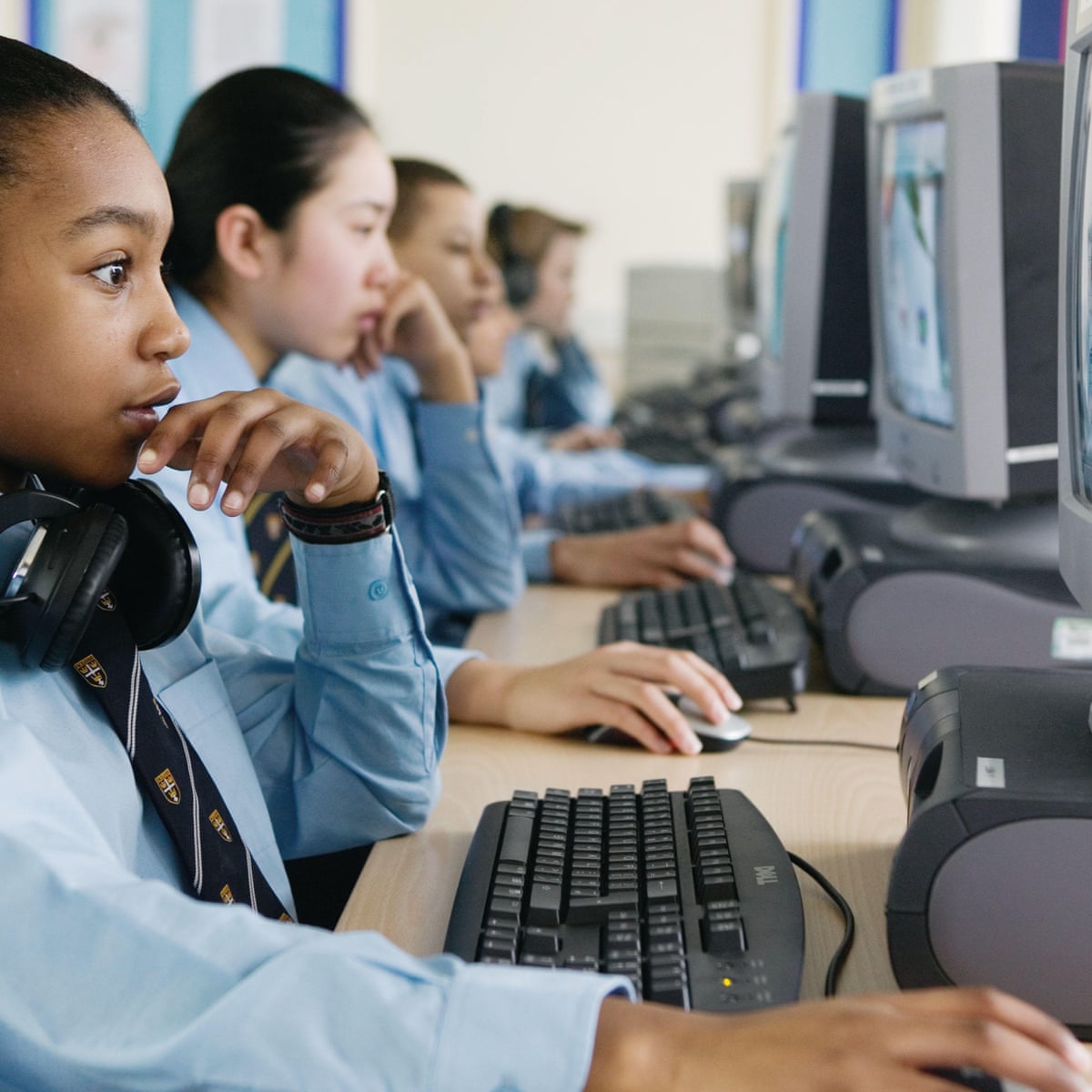 Secondary school pupils. Информационные технологии обучения. Компьютер на уроке. Компьютеры в образовании. ICT Америке.