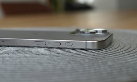 O Apple iPhone 15 Pro Max colocado sobre uma mesa mostrando os botões de volume e ação.