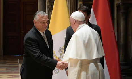 Pope Francis and Viktor Orban shaking hands
